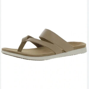 NWT Kamik Womens Cara Flip Taupe Leather Slip-On Flat Thong Sandals Shoes Size 7
